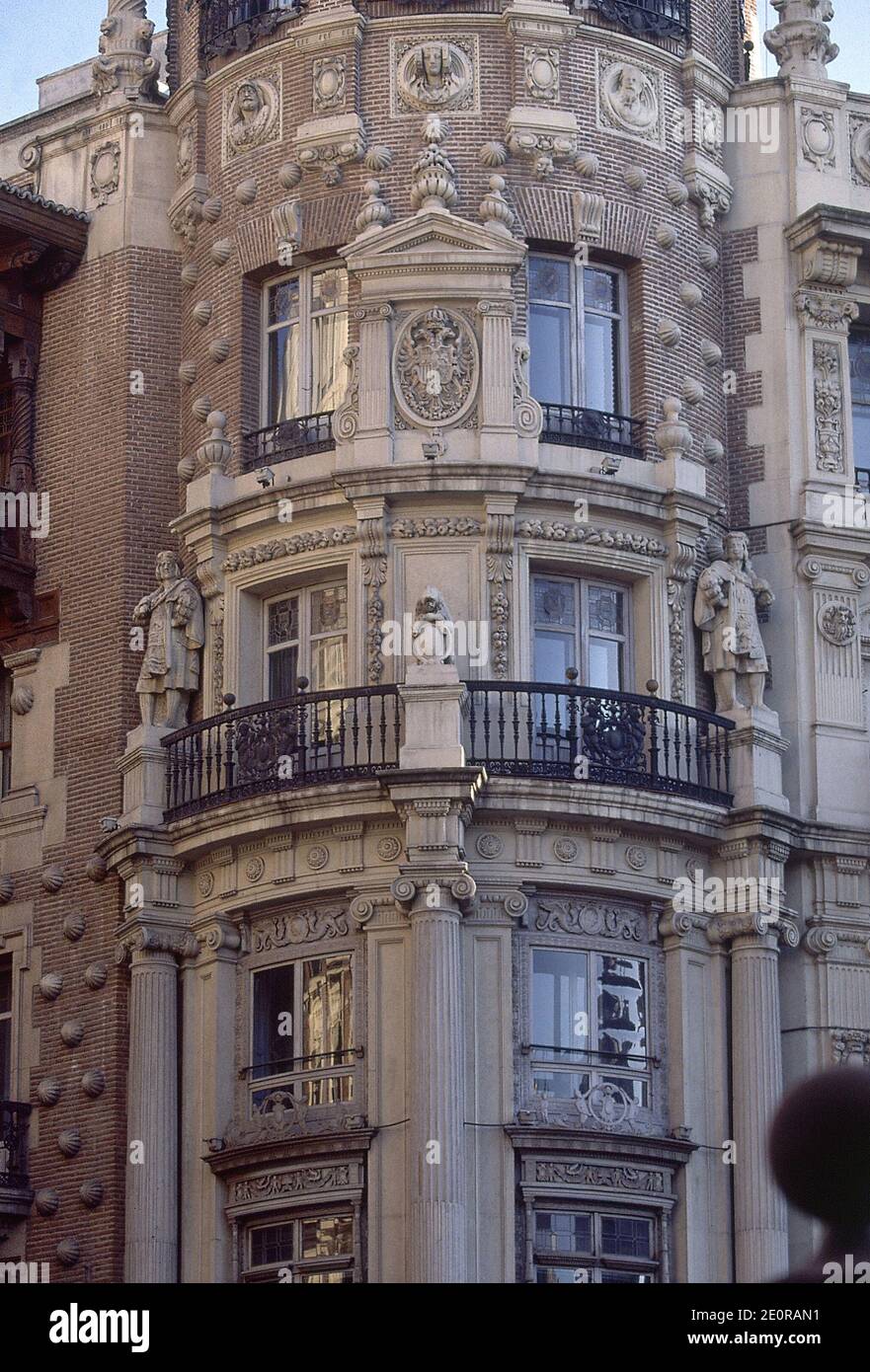 EDIFICIO SITUADO EN LA PLAZA DE CANALEJAS ESQUINA A LA CARRERA DE SAN JERONIMO - 1917. Autore: RUCABADO LEONARDO. POSIZIONE: CASA ALLENDE ANTIGUO CREDIT LYONNAIS. MADRID. SPAGNA. Foto Stock