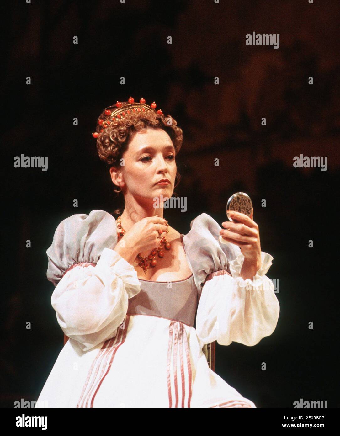 Lesley Manville (Mrs Wittwoud) nella SCUSA DELLE MOGLI di Thomas Southerne alla Royal Shakespeare Company (RSC), Swan Theatre, Stratford-upon-Avon, Inghilterra 02/08/1994 design: Julian McGowan illuminazione: Wayne Dowdeswell movimento: Sue Lefton regista: Max Stafford-Clark Foto Stock