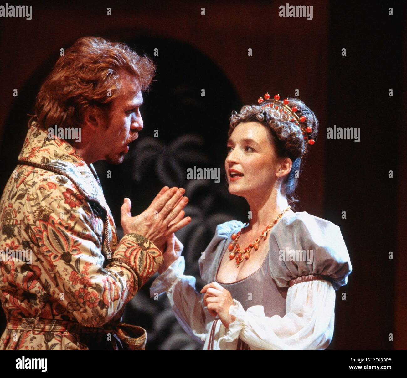 Clive Wood (MR. Wilding), Lesley Manville (Mrs Wittwoud) nella SCUSA DELLE MOGLI di Thomas Southerne alla Royal Shakespeare Company (RSC), Swan Theatre, Stratford-upon-Avon, Inghilterra 02/08/1994 disegno: Julian McGowan illuminazione: Wayne Dowwell movimento: Sue Lefton regista: Max Stafford-Clark Foto Stock