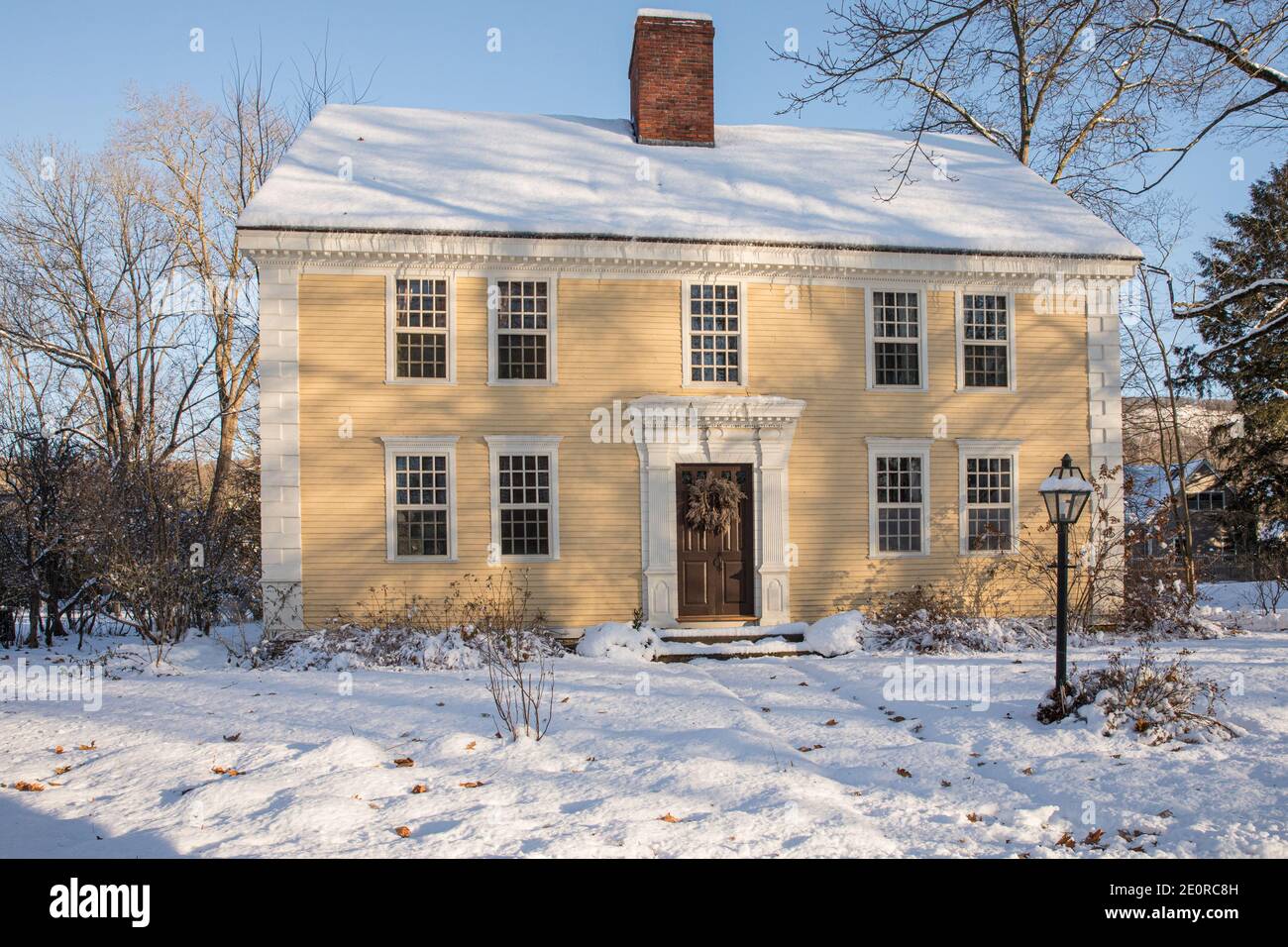 Una vecchia casa in stile coloniale a Deerfield Village, Deerfield, Massachusetts Foto Stock