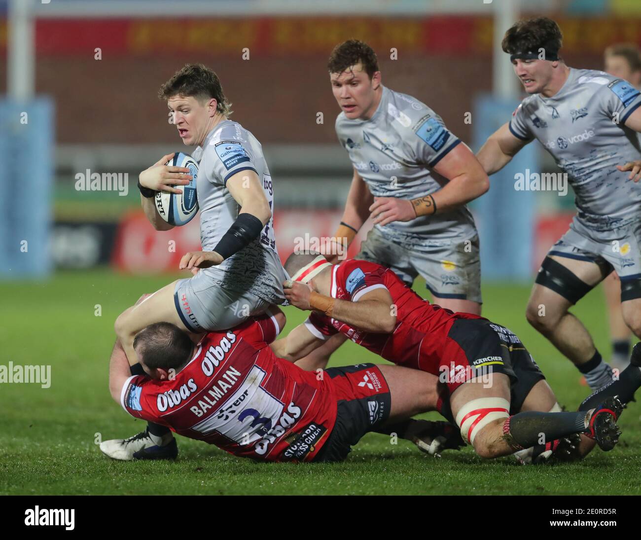 Sam James di sale (a sinistra) è affrontato da Fraser Balmain di Gloucester (3) e Lewis Ludlow durante la partita della Gallagher Premiership al Kingsholm Stadium di Gloucester. Foto Stock