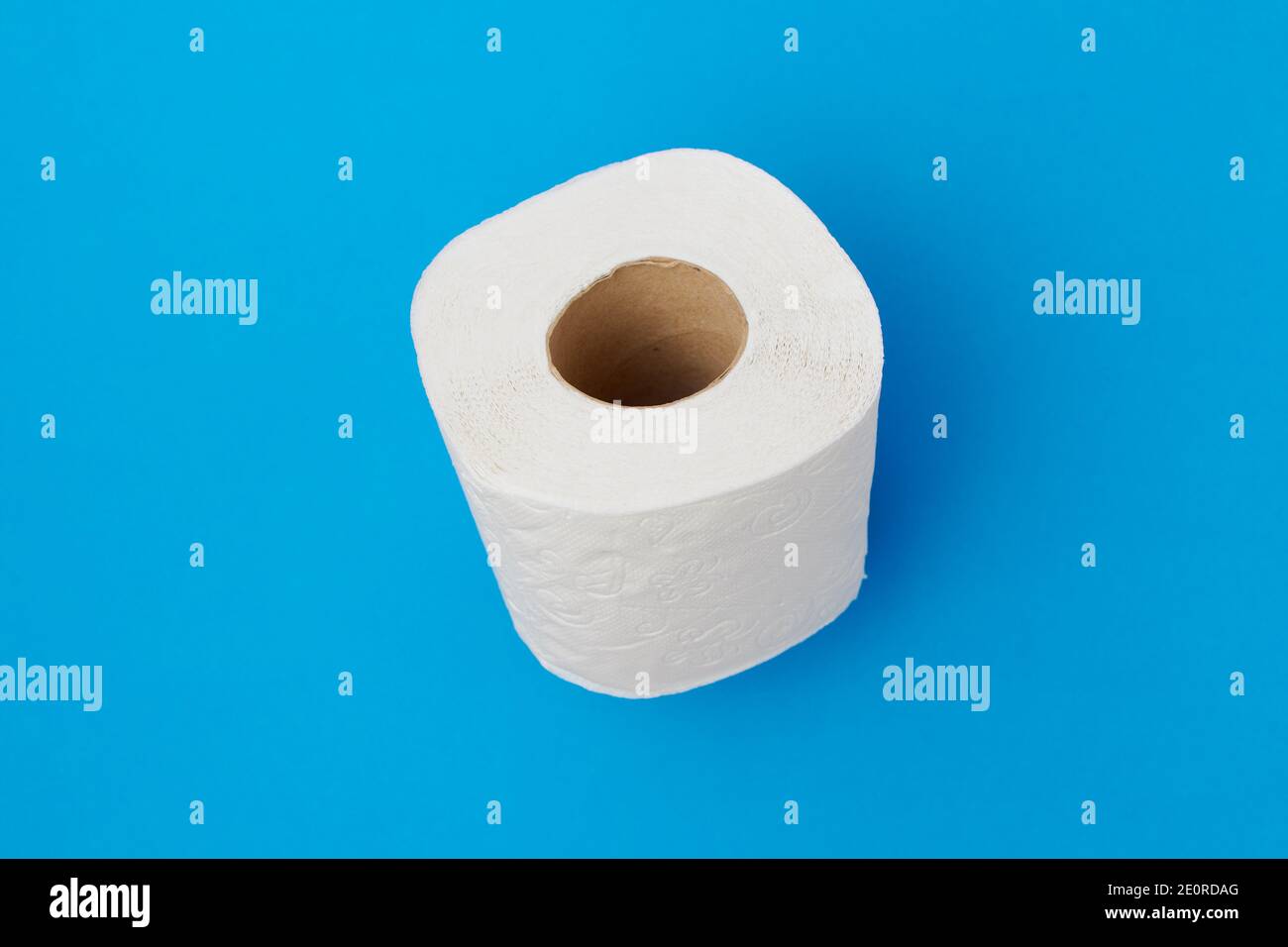 disposizione piatta con carta igienica su sfondo blu. Foto Stock