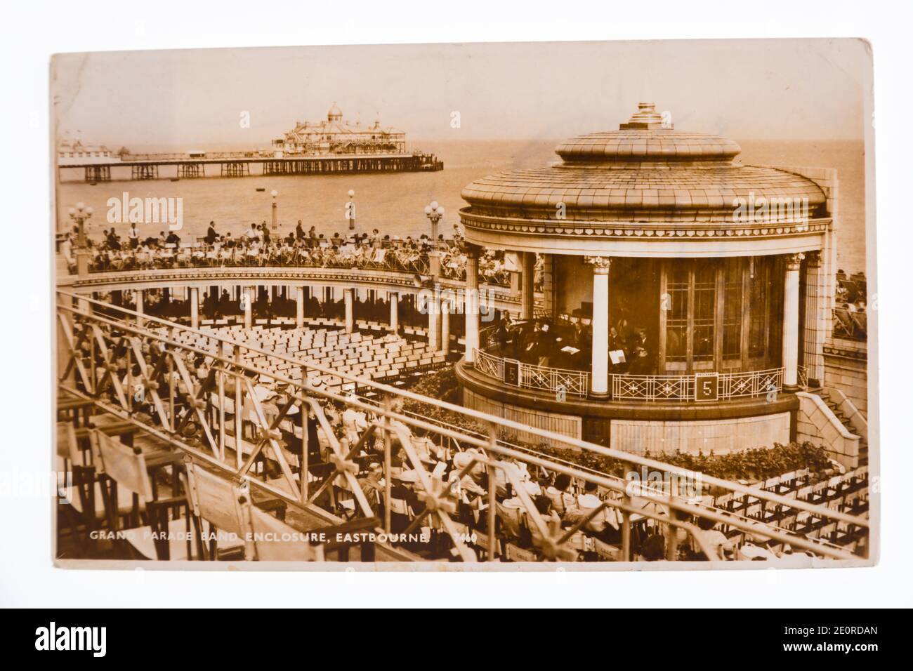 Vecchia cartolina di pepia del recinto grande della banda di parata, Eastbourne, Sussex. 1951 Foto Stock