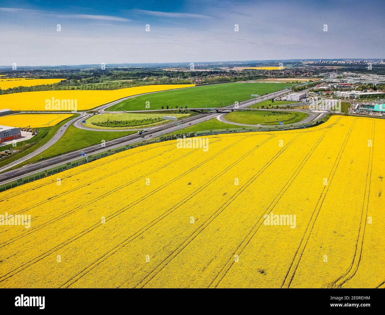 Vista aerea dell'uscita e della strada di scorrimento per l'autostrada D1 Tra Praga e Brno USCITA 8 in primavera con giallo campi di colza intorno Foto Stock