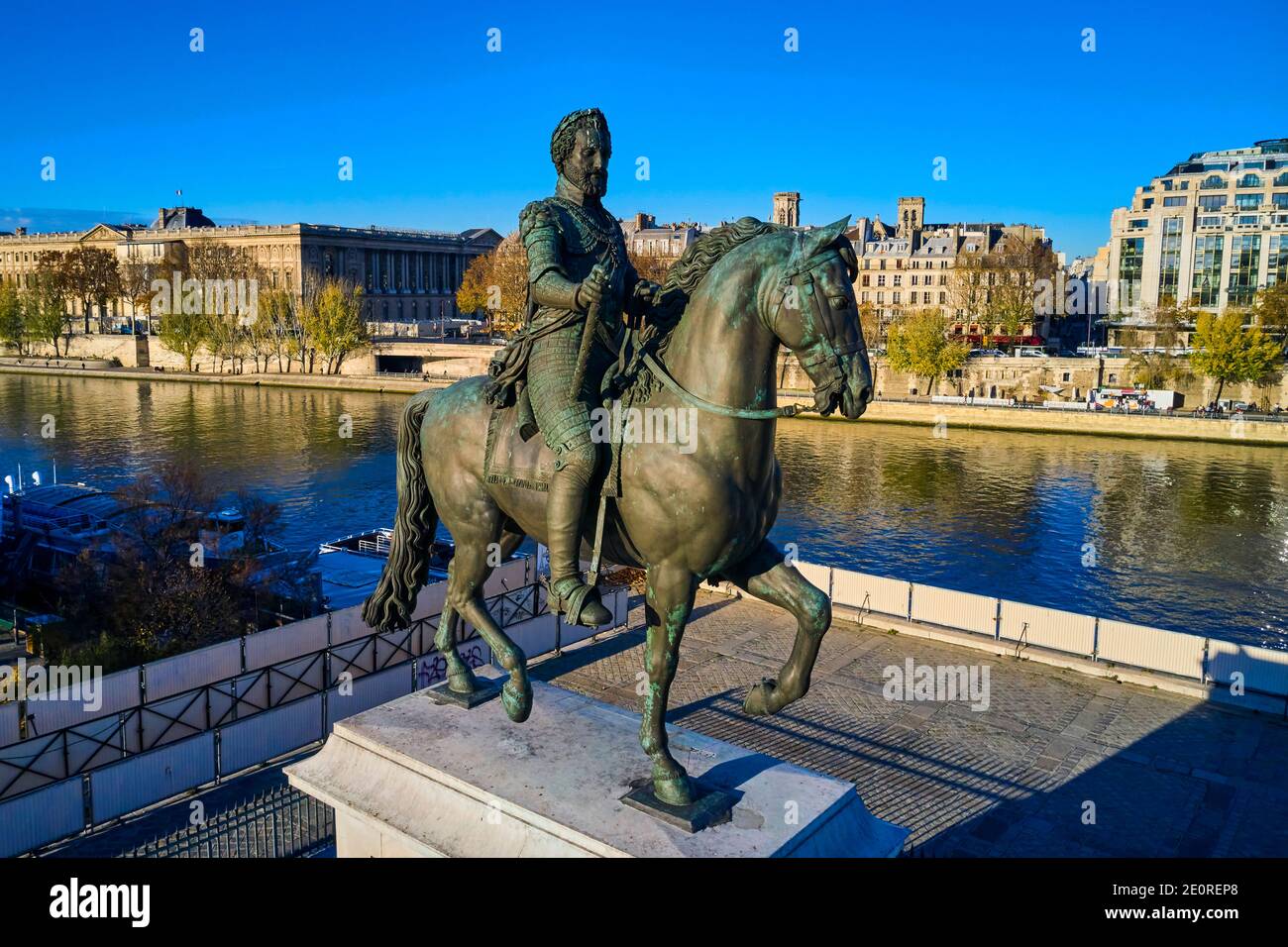 Francia, Parigi (75), zona dichiarata Patrimonio dell'Umanità dall'UNESCO, Ile de la Cite, statua equestre di Henri IV Foto Stock