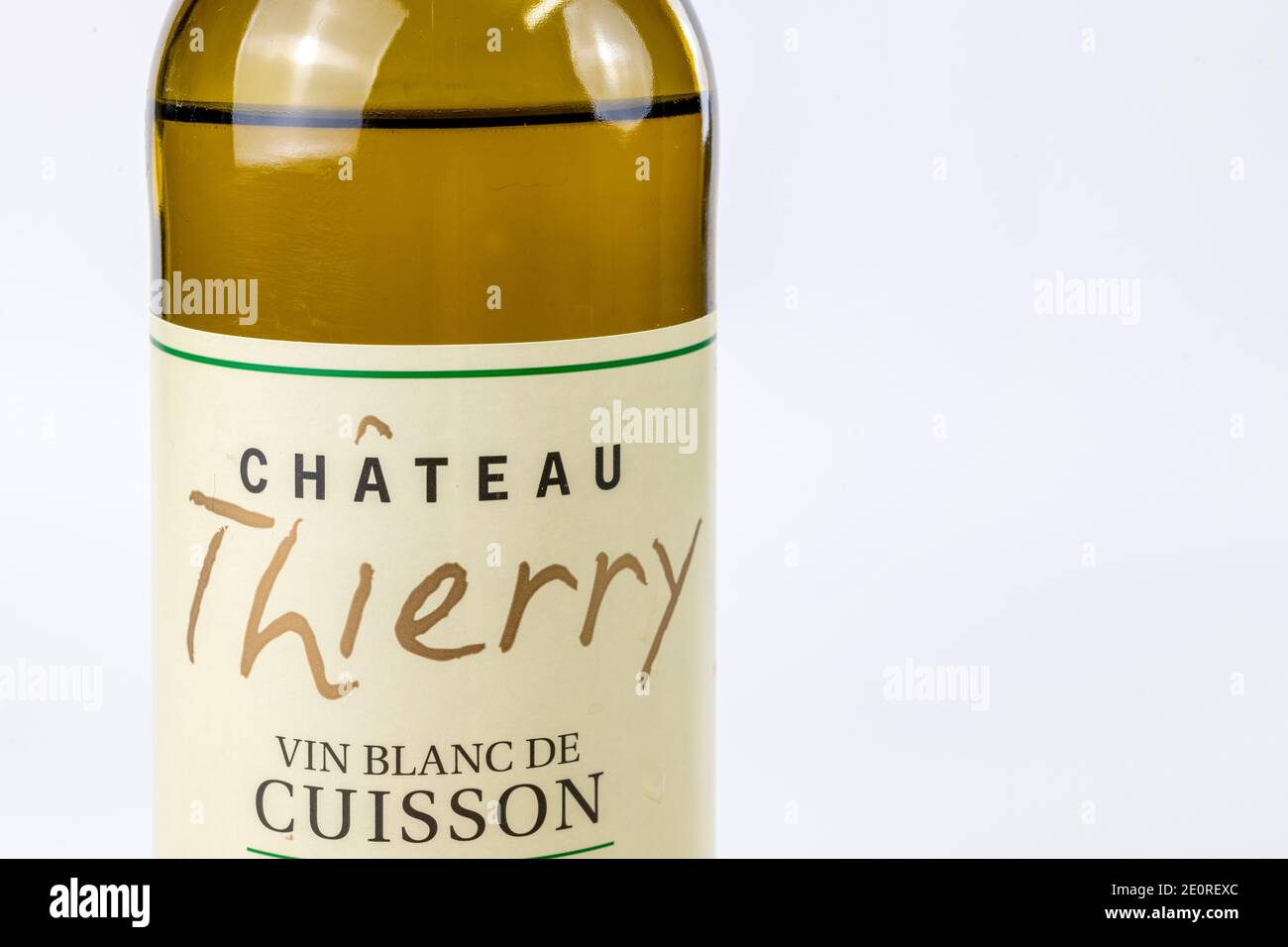 In questa illustrazione fotografica, una vista frontale di un vino bianco Chateau Thierry per cucinare Foto Stock