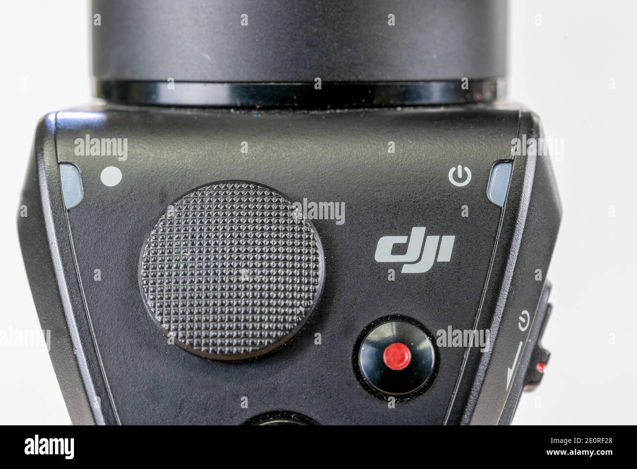 In questa illustrazione, una vista frontale di un manico con marchio DJI per riprendere con uno smartphone Foto Stock