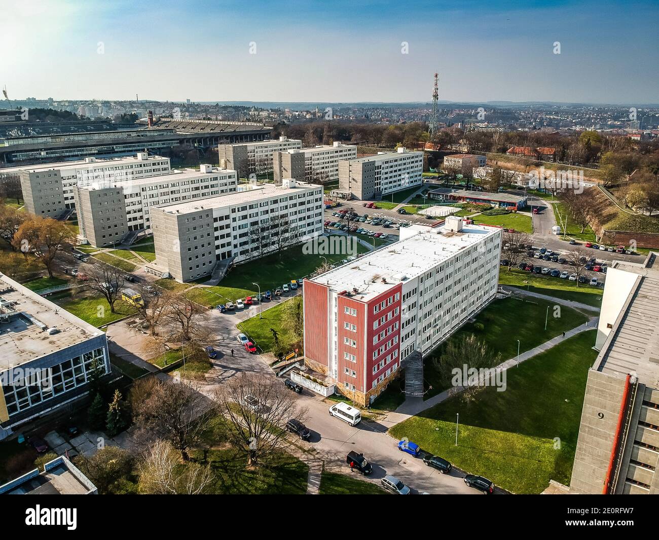 Il campus universitario Strahov in primavera con la torre Petrin sullo sfondo Foto Stock