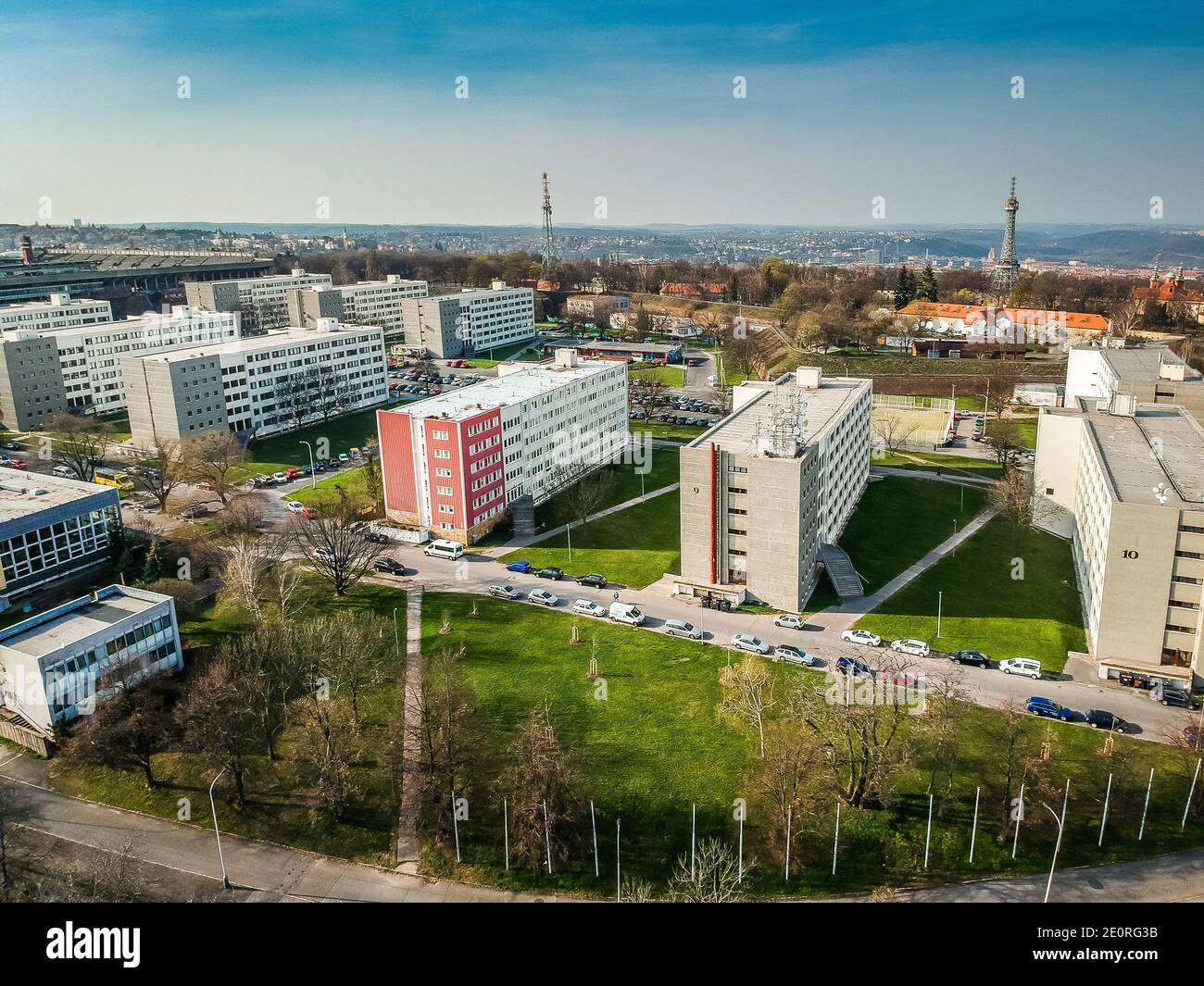 Il campus universitario Strahov in primavera con la torre Petrin sullo sfondo Foto Stock
