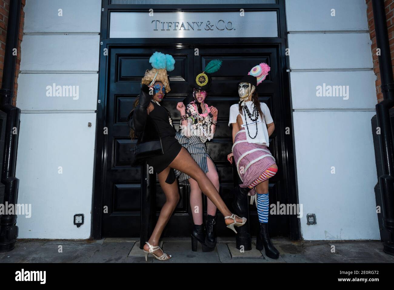 Londra, Regno Unito. 2 gennaio 2021. I modelli prendono parte a un flashmob intorno Sloane Square per il designer Pierre Garroudi. Credit: Stephen Chung / Alamy Live News Foto Stock