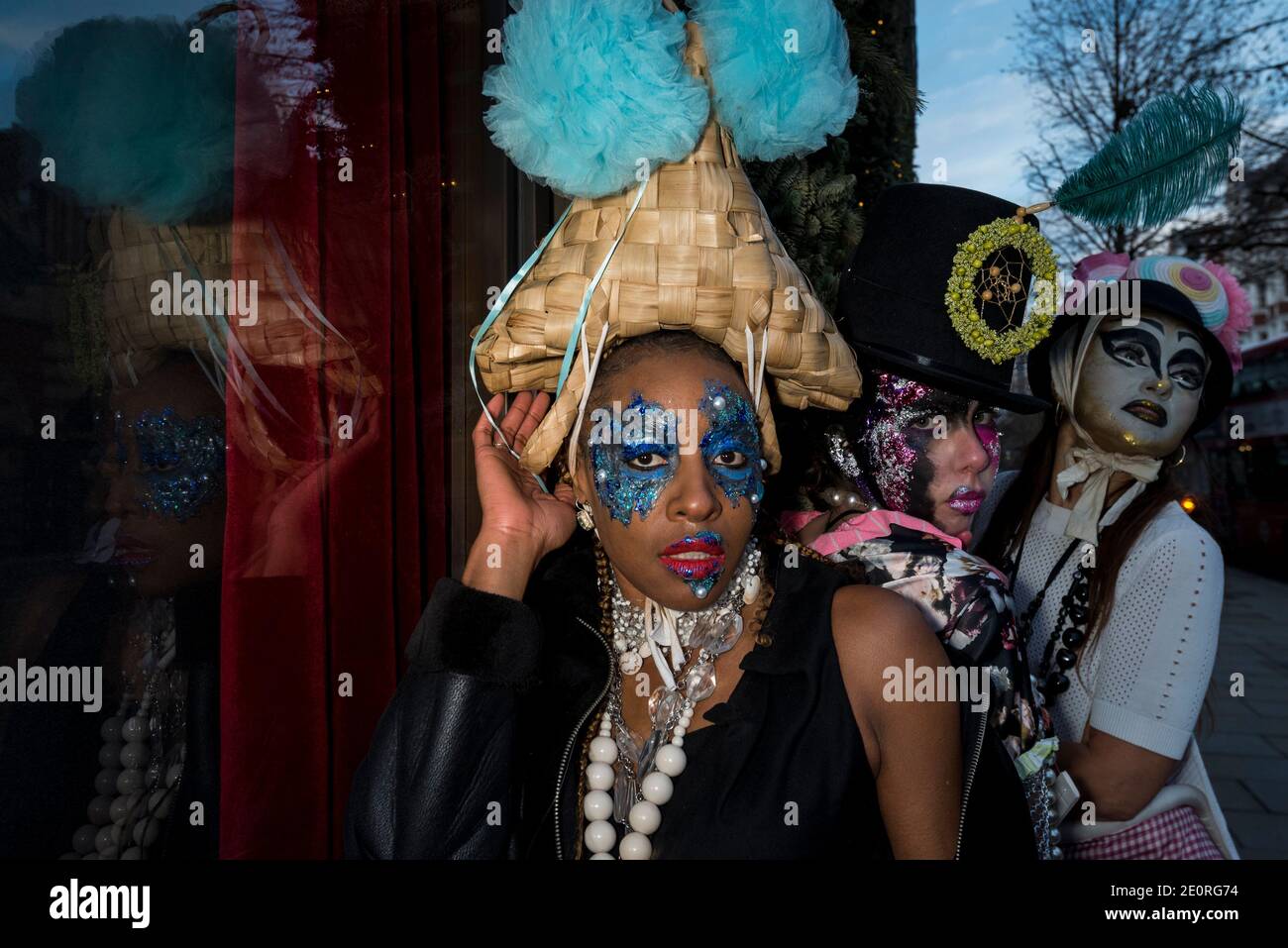 Londra, Regno Unito. 2 gennaio 2021. I modelli prendono parte a un flashmob intorno Sloane Square per il designer Pierre Garroudi. Credit: Stephen Chung / Alamy Live News Foto Stock