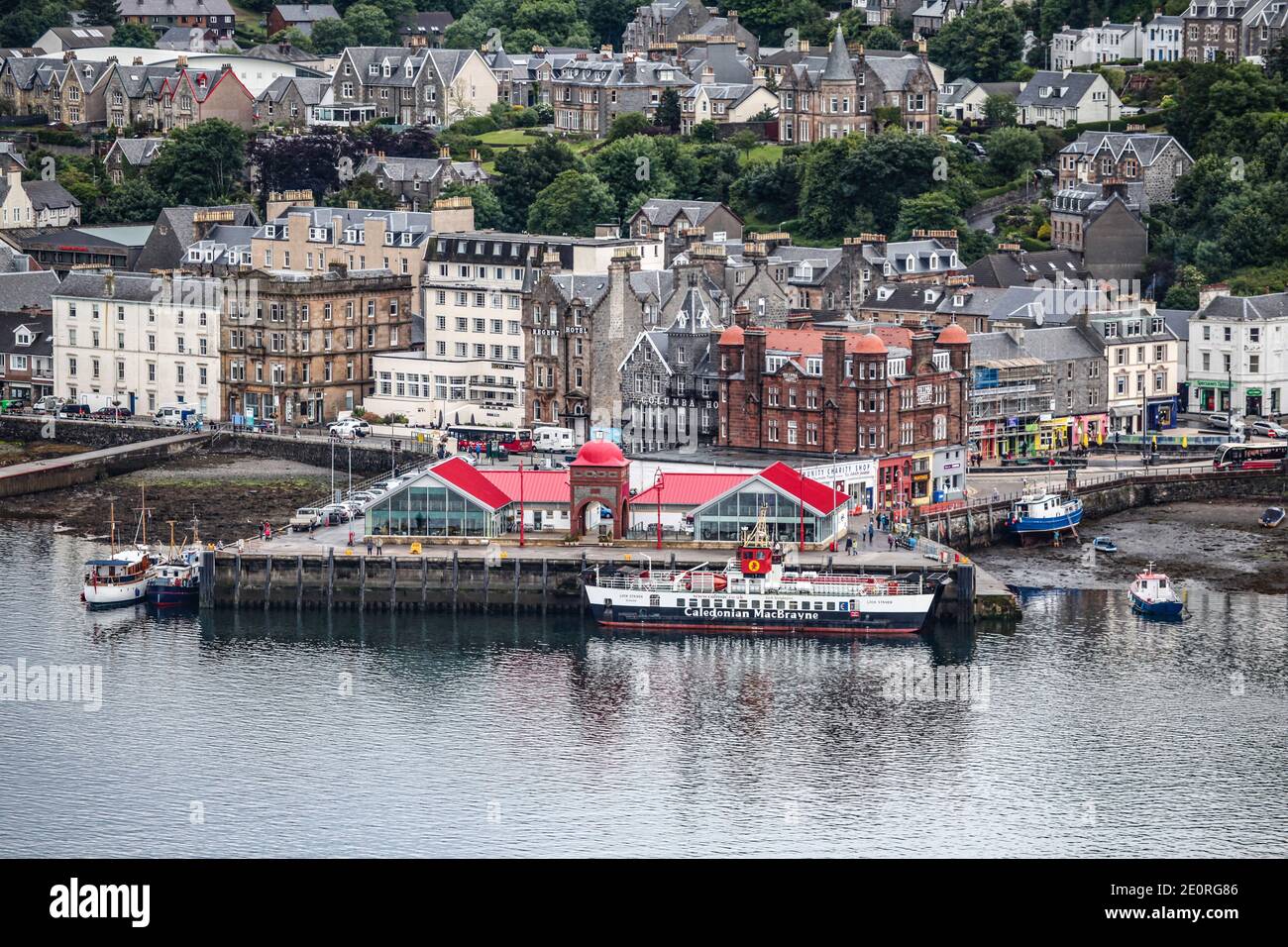 Oban, una piccola cittadina con un trafficato porto di traghetti, è benedetta da un superbo porto naturale, una perfetta baia a ferro di cavallo. Foto Stock