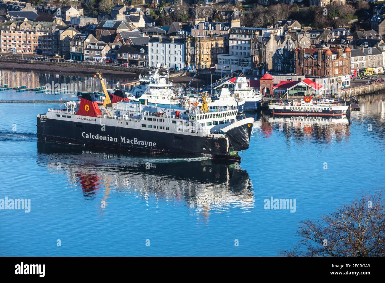 Oban, una piccola cittadina con un trafficato porto di traghetti, è benedetta da un superbo porto naturale, una perfetta baia a ferro di cavallo. Foto Stock