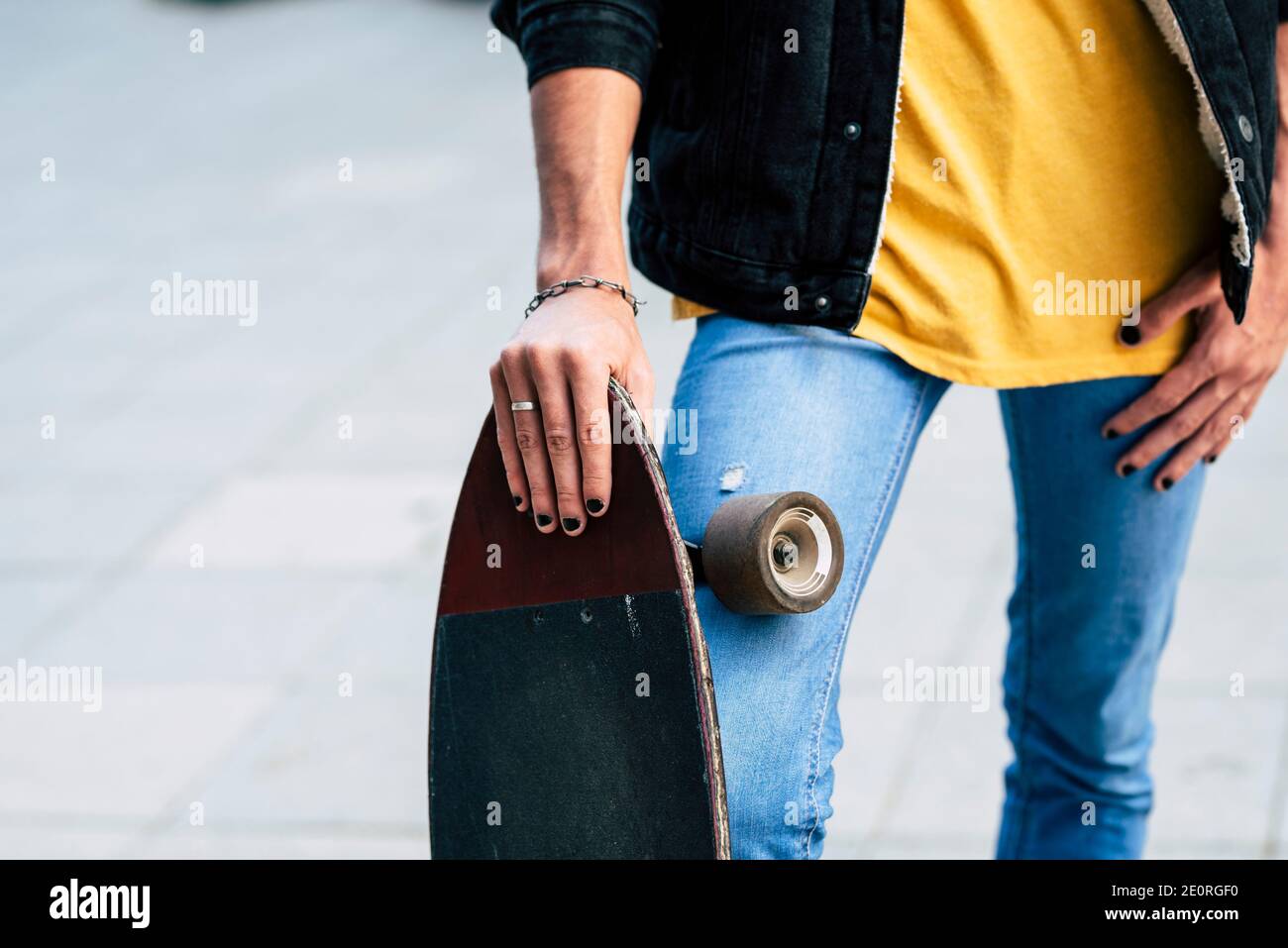 Primo piano del concetto di diversità giovani adolescenti con giovani adolescenti tenendo skate board e hanno unghie nere colorate - casual e trendy gente all'aperto w Foto Stock