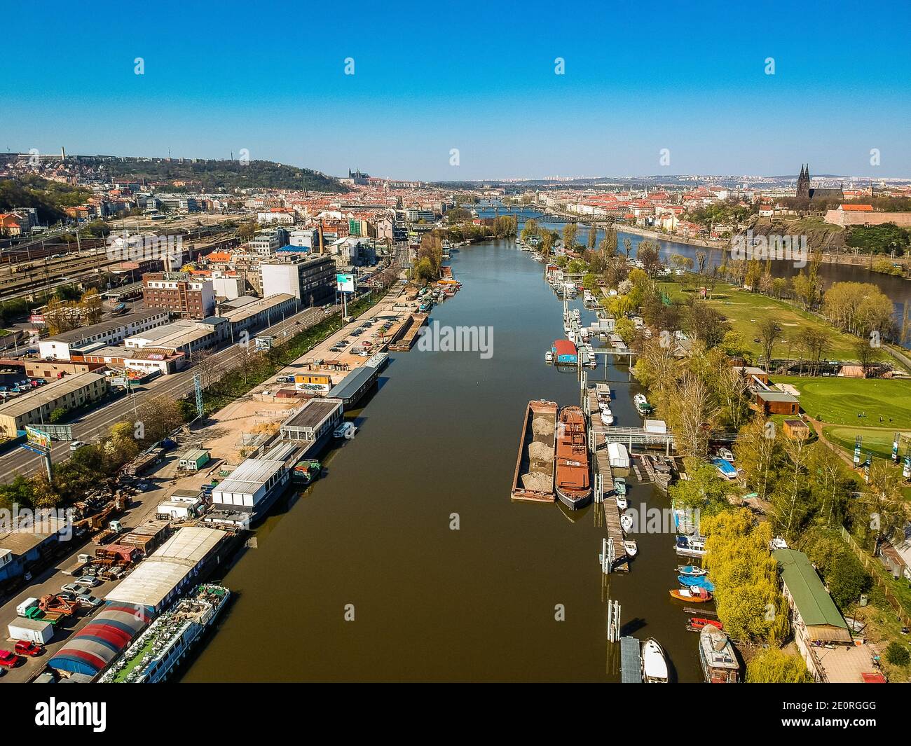 Veduta aerea dell'isola di Cisarska louka - Prato Imperiale in Praga - parte industriale di Smichov con molo Foto Stock