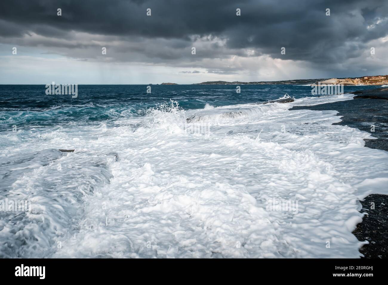 Acque aspro dalla tempesta Bella si lava sulla roccia del Mediterraneo Costa a Punta Caldanu nella regione Balagne della Corsica Foto Stock