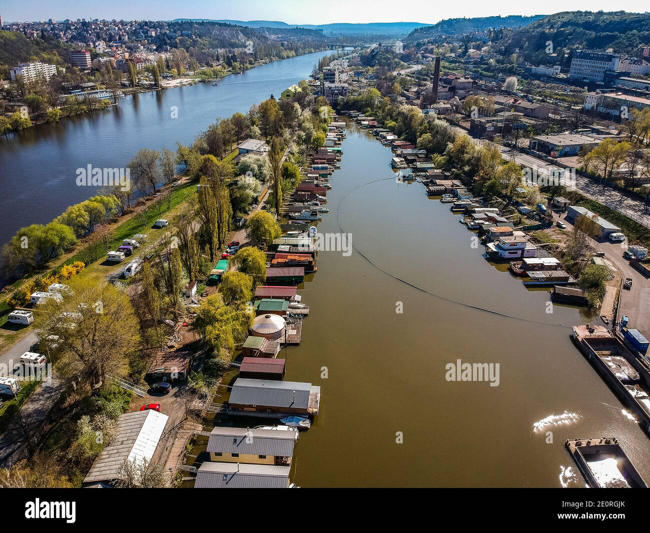 Veduta aerea dell'isola di Cisarska louka - Prato Imperiale in Praga - torrente con case galleggianti Foto Stock