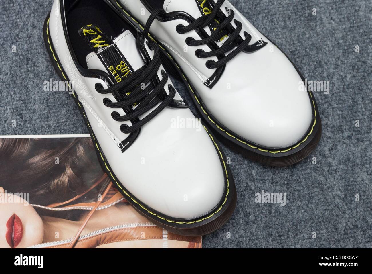 sneaker bianche sulla vecchia tonalità, nera e bianca Foto Stock