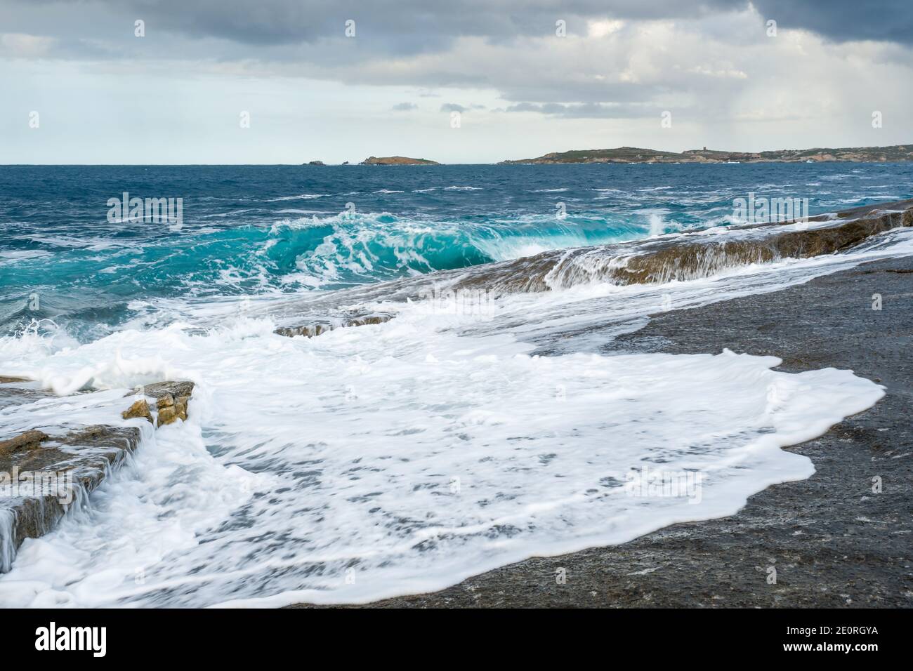 Acque aspro dalla tempesta Bella si lava sulla roccia del Mediterraneo Costa a Punta Caldanu nella regione Balagne della Corsica Foto Stock