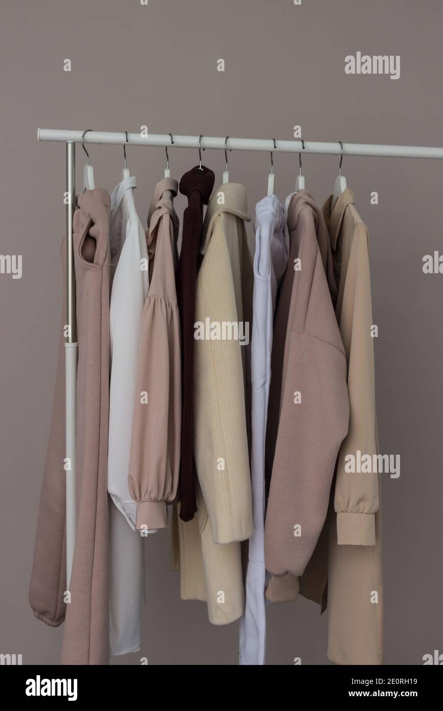 Abbigliamento casual da donna su appendiabiti aperto. Foto Stock