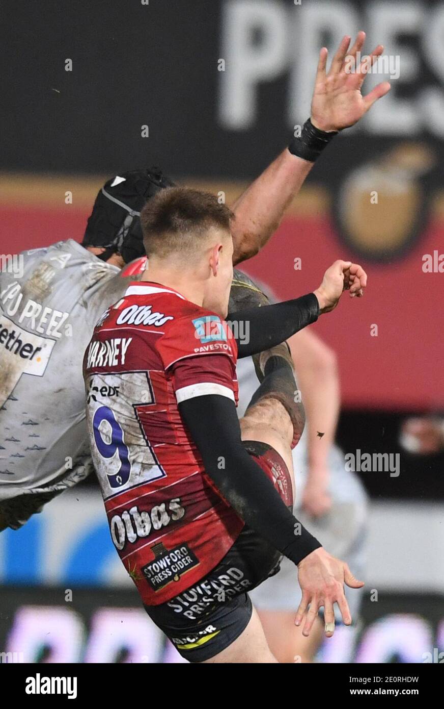 Kingsholm Stadium, Gloucester, Gloucestershire, Regno Unito. 2 gennaio 2021. Inglese Premiership Rugby, Gloucester contro squali di vendita; JP du Preez di vendita squali immersioni per bloccare il calcio da Stephen Vanney di Gloucester Credit: Action Plus Sport / Alamy Live News Foto Stock