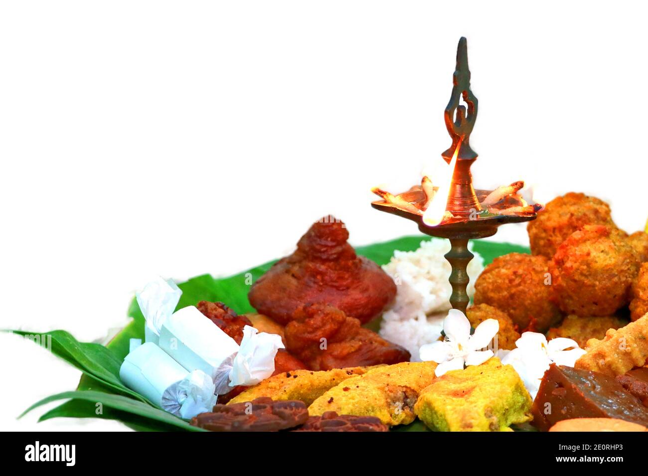 Sinala Tamil New Year Foods tradizionali con lampada ad olio. Foto Stock