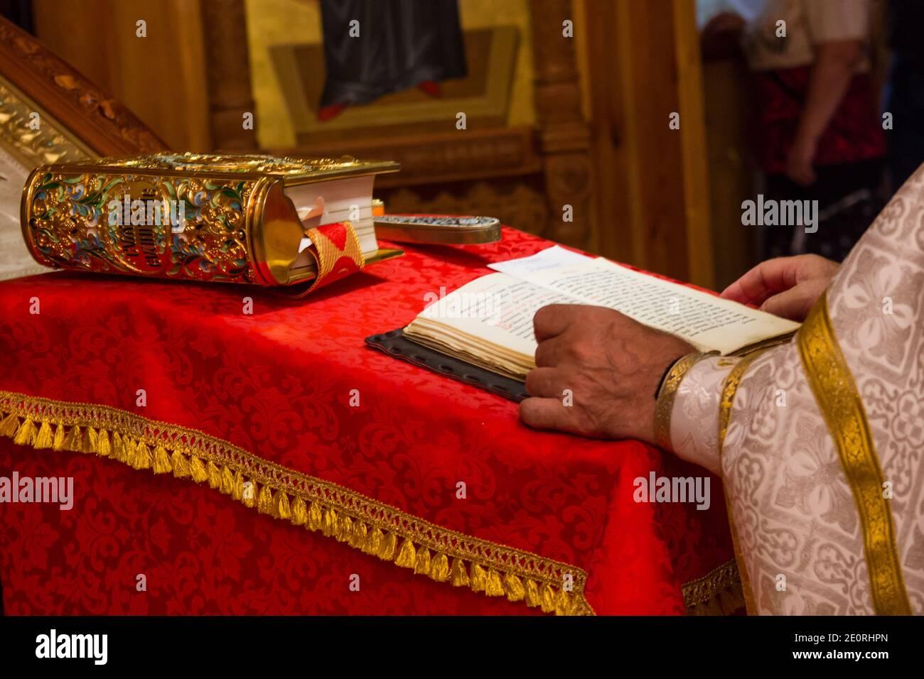 Un sacerdote che tiene la Bibbia in un rituale cristiano. Celebrata cristiana Foto Stock