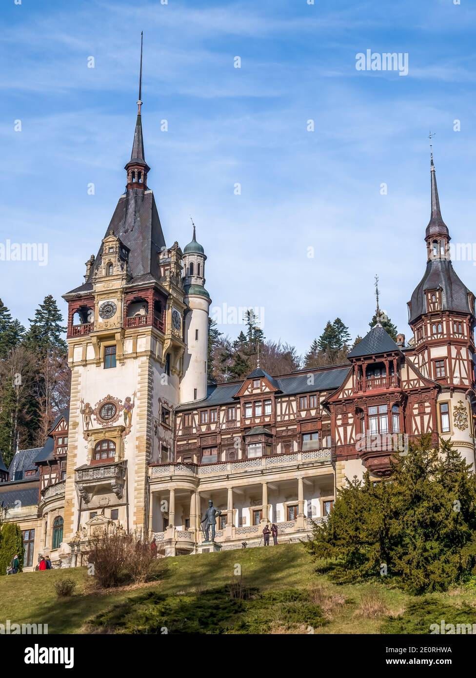 Sinaia Romania - 12.02.2020: L'iconico Castello di Peles costruito in stile neo-rinascimentale, situato a Sinaia. Principale attrazione turistica in Romania. Foto Stock