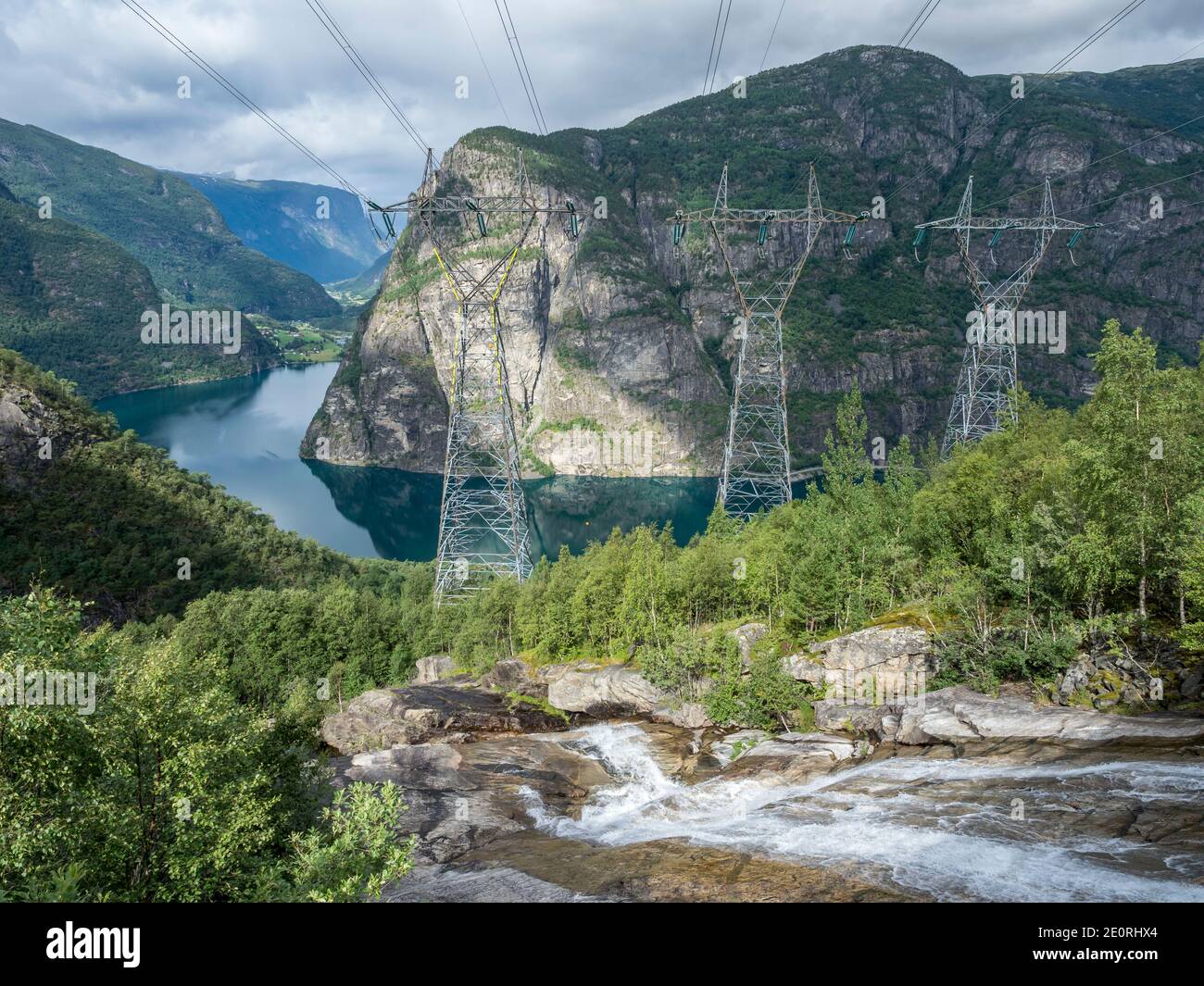 Linee di alimentazione ad alta tensione sopra il Aurlandsfjord, un ramo del Sognefjord. Trasporta energia elettrica da più centrali elettriche nell'Aurland Foto Stock