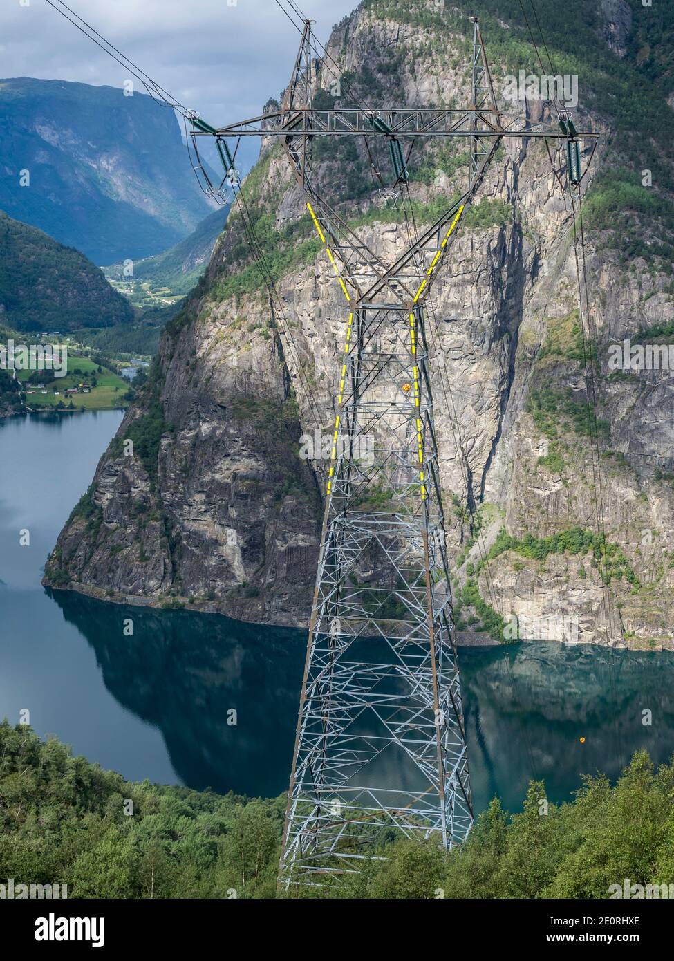 Linee di alimentazione ad alta tensione sopra il Aurlandsfjord, un ramo del Sognefjord. Trasporta energia elettrica da più centrali elettriche nell'Aurland Foto Stock