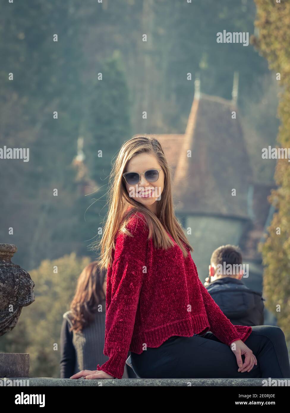 Sinaia Romania - 12.02.2020: Bella ragazza turistica in posa al Castello di Peles, in Sinaia. Foto Stock