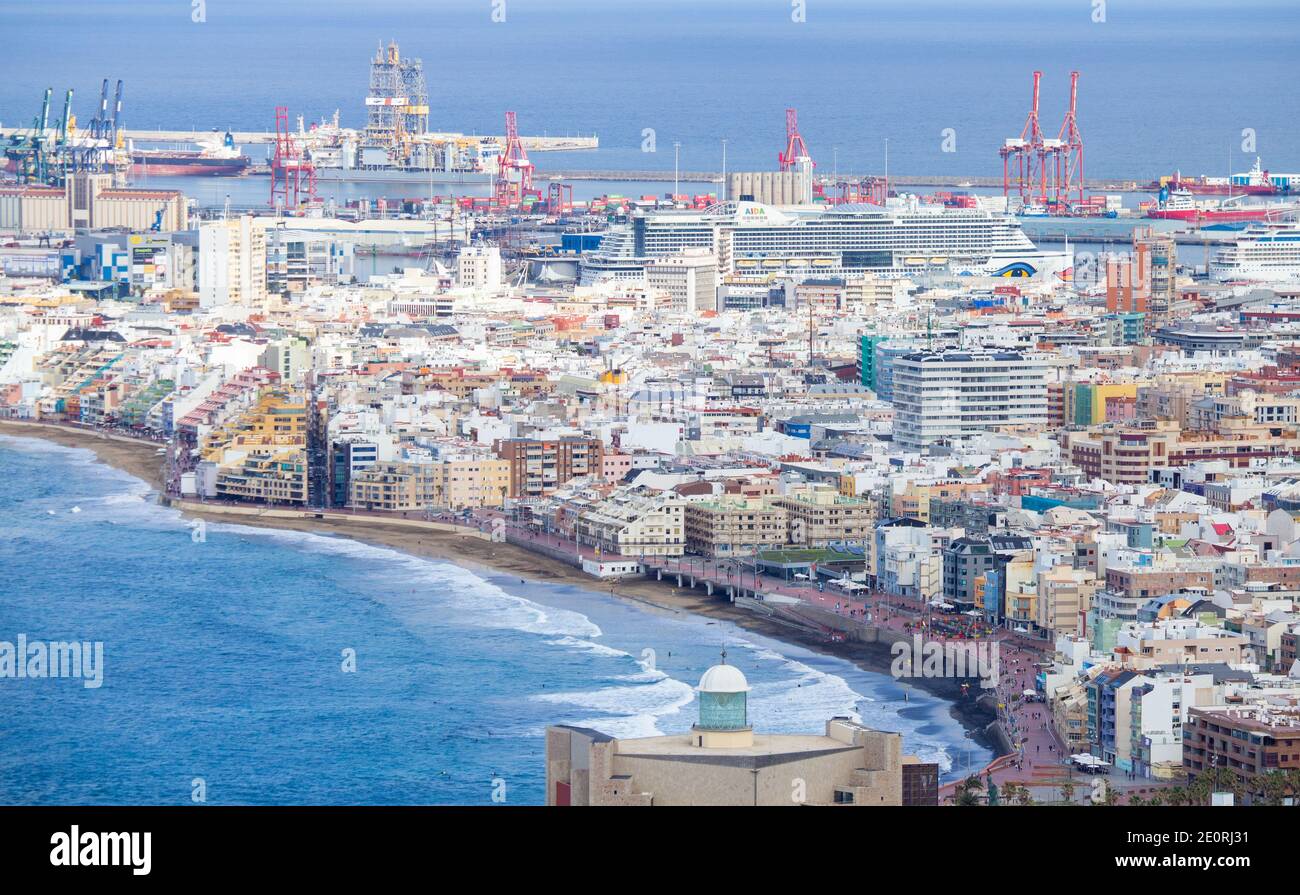 Las Palmas, Gran Canaria, Isole Canarie, Spagna. 2 gennaio 2021. Vista su una tranquilla spiaggia cittadina a Las Palmas su Gran Canaria. Con i turisti britannici che hanno dovuto mettere in quarantena al ritorno nel Regno Unito dalle isole Canarie, i numeri dei turisti sono stati molto scarsi durante il periodo natalizio nelle isole canarie. Credit: Alan Dawson/Alamy Live News. Foto Stock