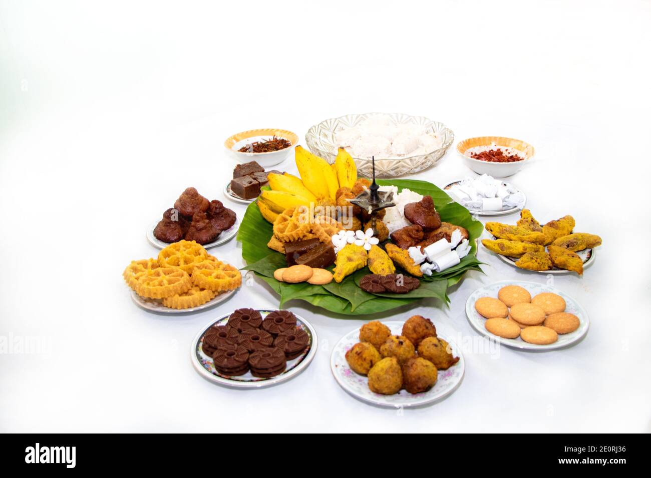 Sinala Tamil New Year Foods tradizionali con lampada ad olio. Foto Stock