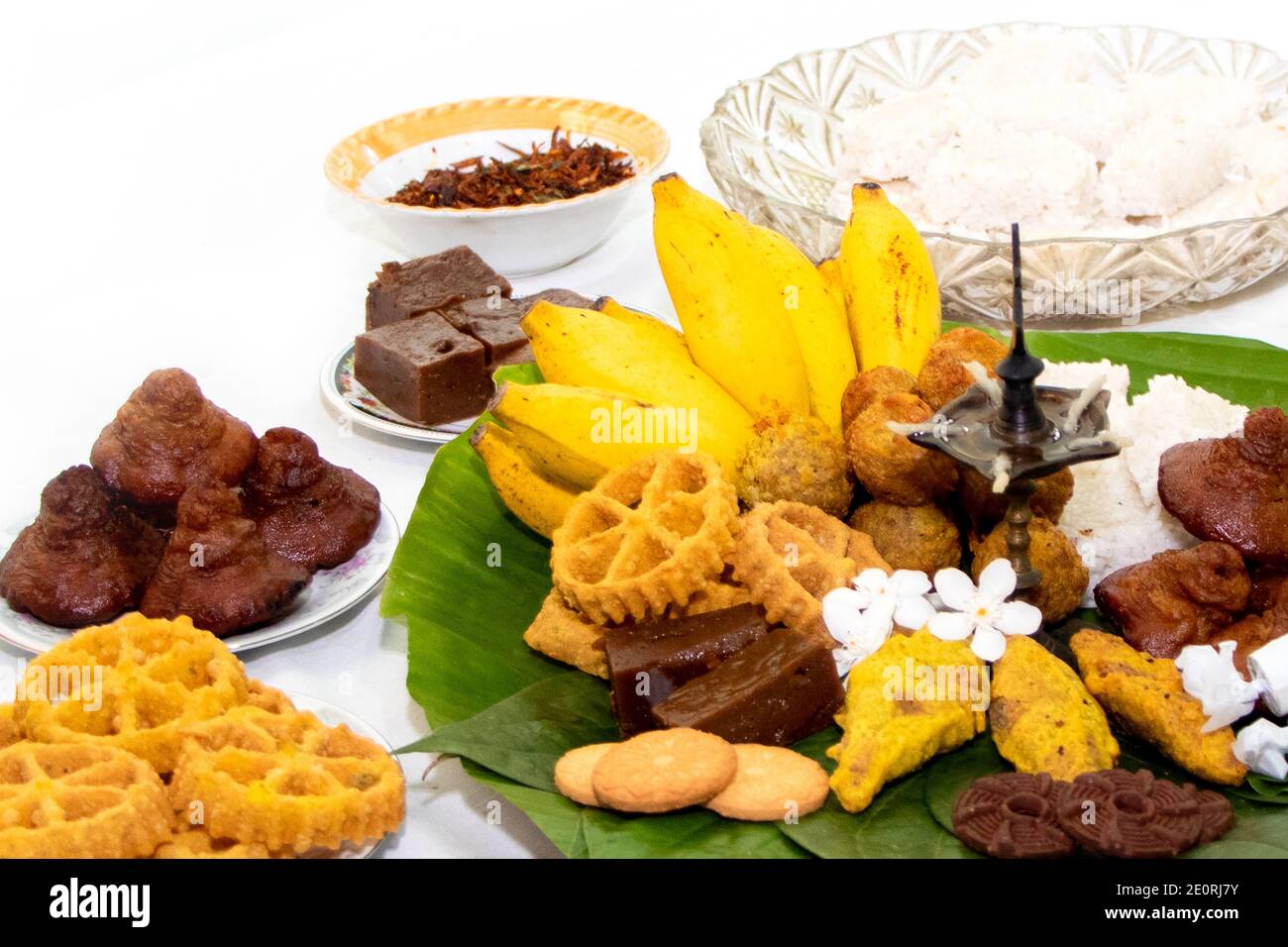 Sinala Tamil New Year Foods tradizionali con lampada ad olio. Foto Stock