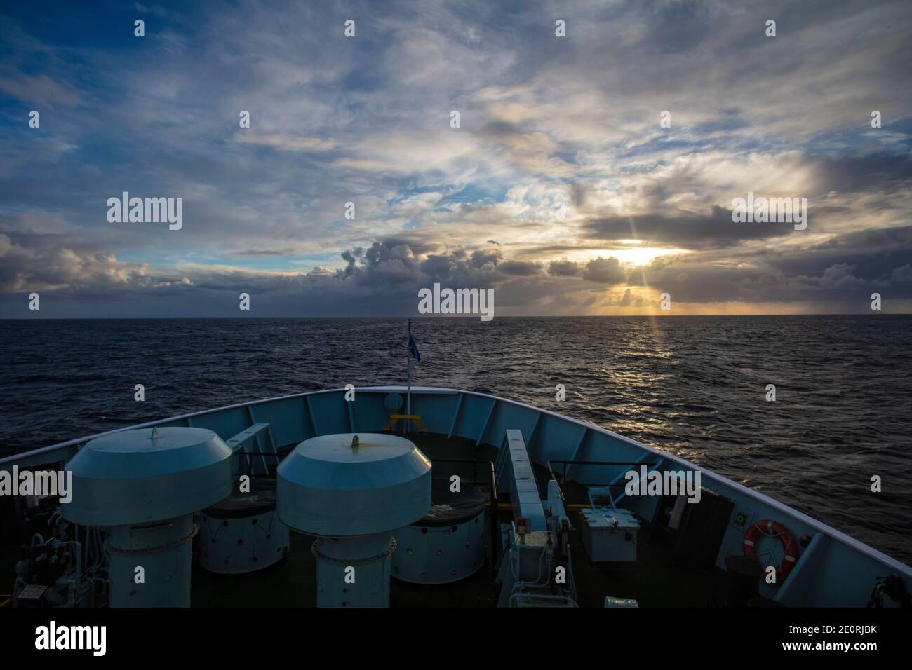 Una traversata all'alba del Minch nel mese di novembre sull'isola MV di Arran, di ritorno a Oban dopo essere stata la tempesta legata a Castlebay. Foto Stock