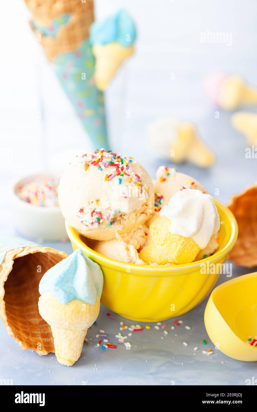 Scoop di gelato con Rainbow Sprinkles Foto Stock