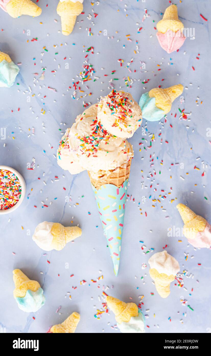 Scoop di gelato con Rainbow Sprinkles Foto Stock