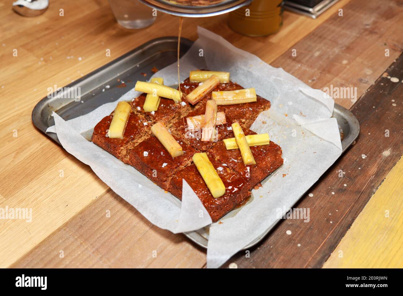 Un trey di parkin tradizionale con yorkshire rabarbaro su un sfondo di legno Foto Stock