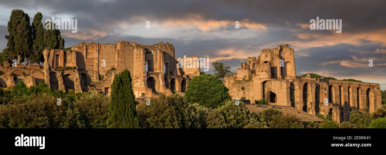 Rovine dell'antico palazzo Domus Augustana. La Domus Augustana era un enorme palazzo che si trovava sul Colle Palatino a Roma, Italia Foto Stock