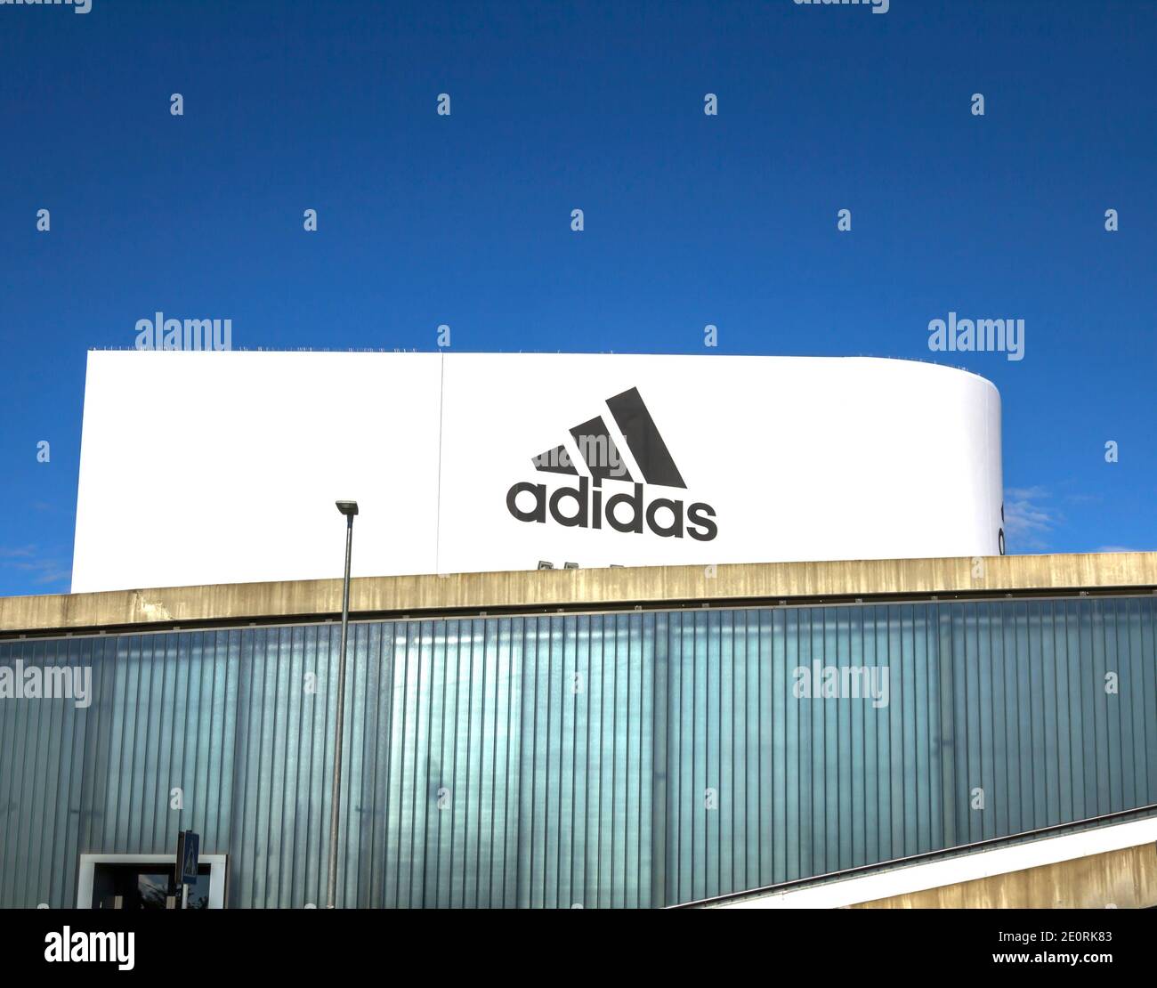 Herzogenaurach Germania Negozio Adidas. Adidas e una multinazionale tedesca che progetta e produce abbigliamento e accessori sportivi Foto stock Alamy