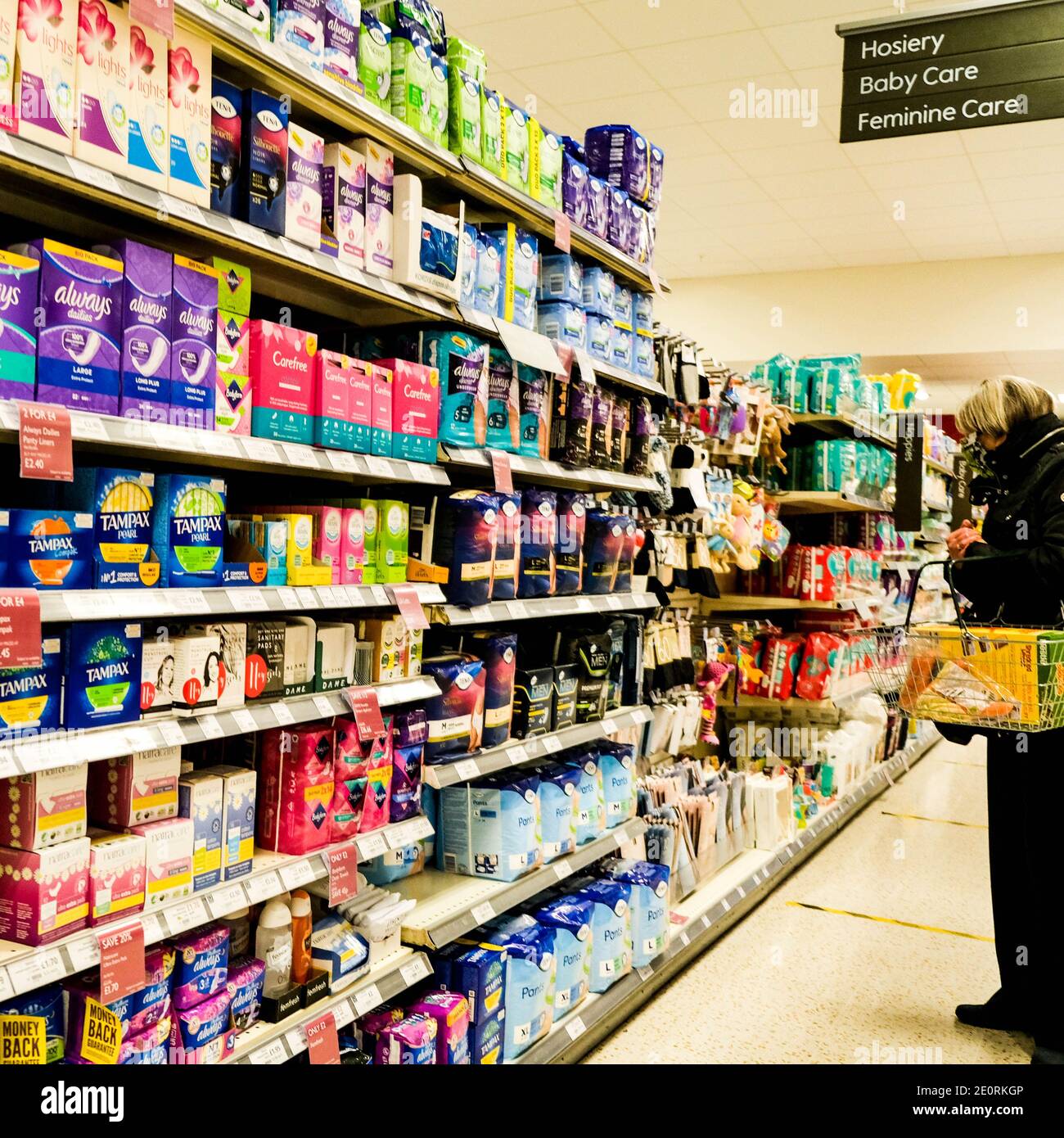 Londra UK, gennaio 02 2021, selezione di prodotti Femminile Care come i tamponi mensili Foto Stock