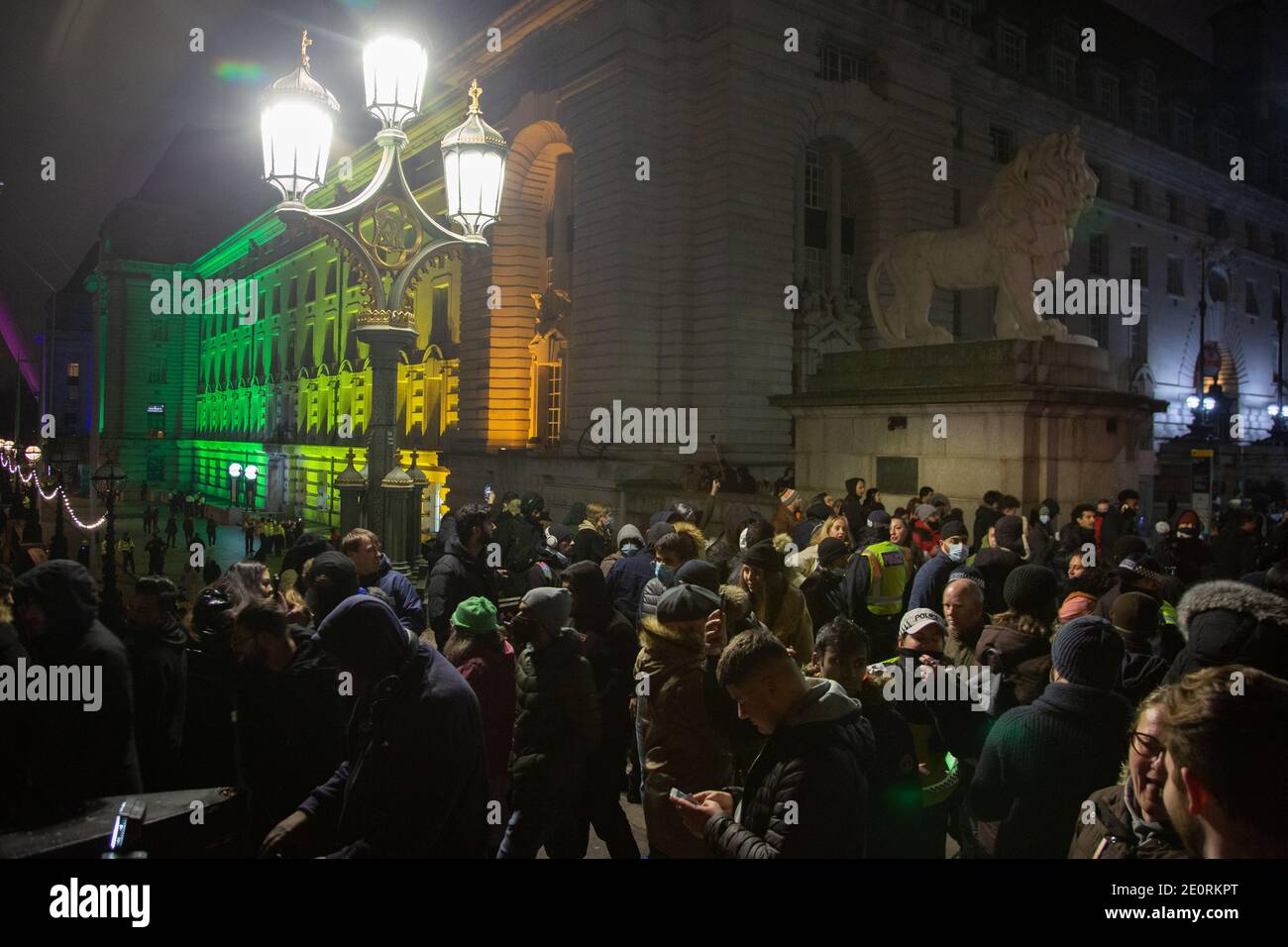 Una protesta anti-blocco si svolge la vigilia di Capodanno sulla South Bank di Londra - 31. Dicembre 2020, Inghilterra, Londra, Regno Unito Foto Stock