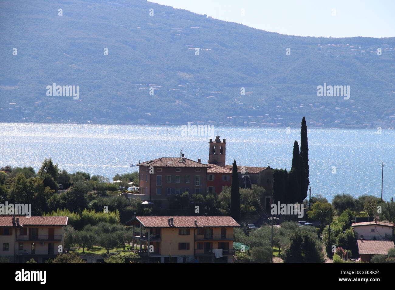 Vista panoramica sul Lago di Garda (Lago di Garda o Benaco), il più grande lago d'Italia. Il Lago di Garda è una località turistica molto apprezzata ai margini delle Dolomiti Foto Stock