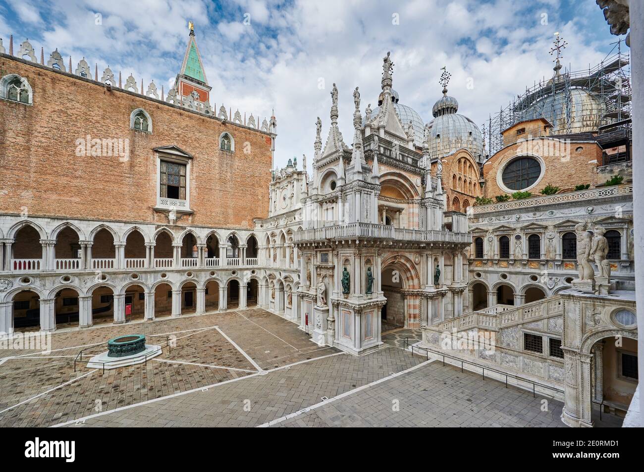Cortile interno del Palazzo Ducale con Arco Foscari di fronte alla Basilica di San Marco, Palazzo Ducale, Venezia, Veneto, Italia Foto Stock