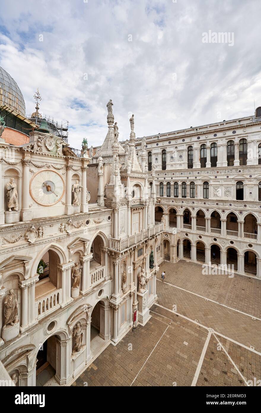 Cortile interno del Palazzo Ducale con Arco Foscari, Palazzo Ducale, Venezia, Veneto, Italia Foto Stock