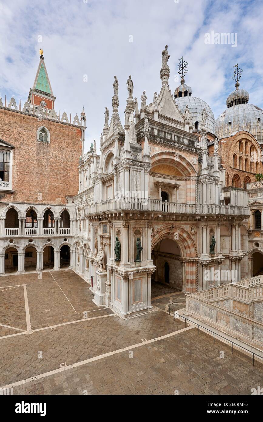 Cortile interno del Palazzo Ducale con Arco Foscari di fronte alla Basilica di San Marco, Palazzo Ducale, Venezia, Veneto, Italia Foto Stock