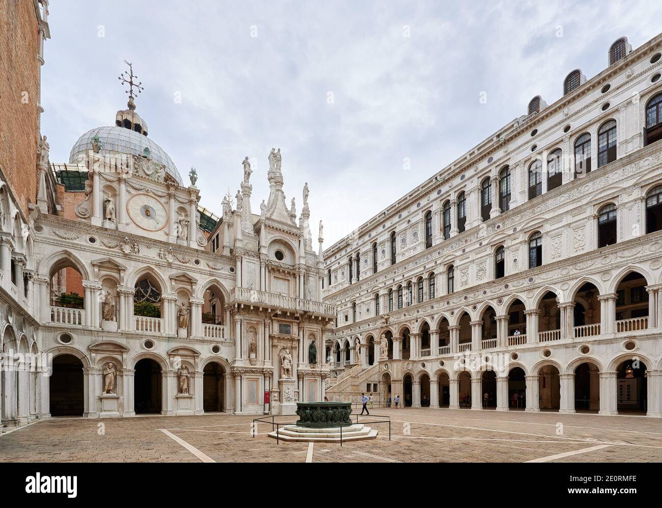 Cortile interno del Palazzo Ducale con Arco Foscari, Palazzo Ducale, Venezia, Veneto, Italia Foto Stock