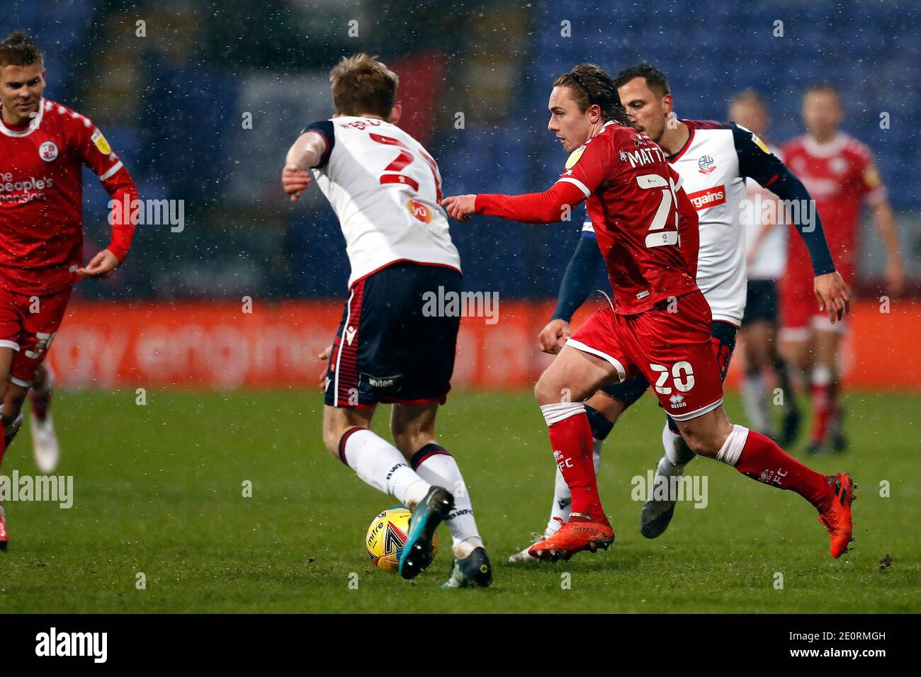 BOLTON, INGHILTERRA. JAN 2ND Crawleys Sam Mathews Charges ha passato Boltons Harry Brockbank durante la partita Sky Bet League 2 tra Bolton Wanderers e Crawley Town al Reebok Stadium, Bolton sabato 2 gennaio 2021. (Credit: Chris Donnelly | MI News) Credit: MI News & Sport /Alamy Live News Foto Stock