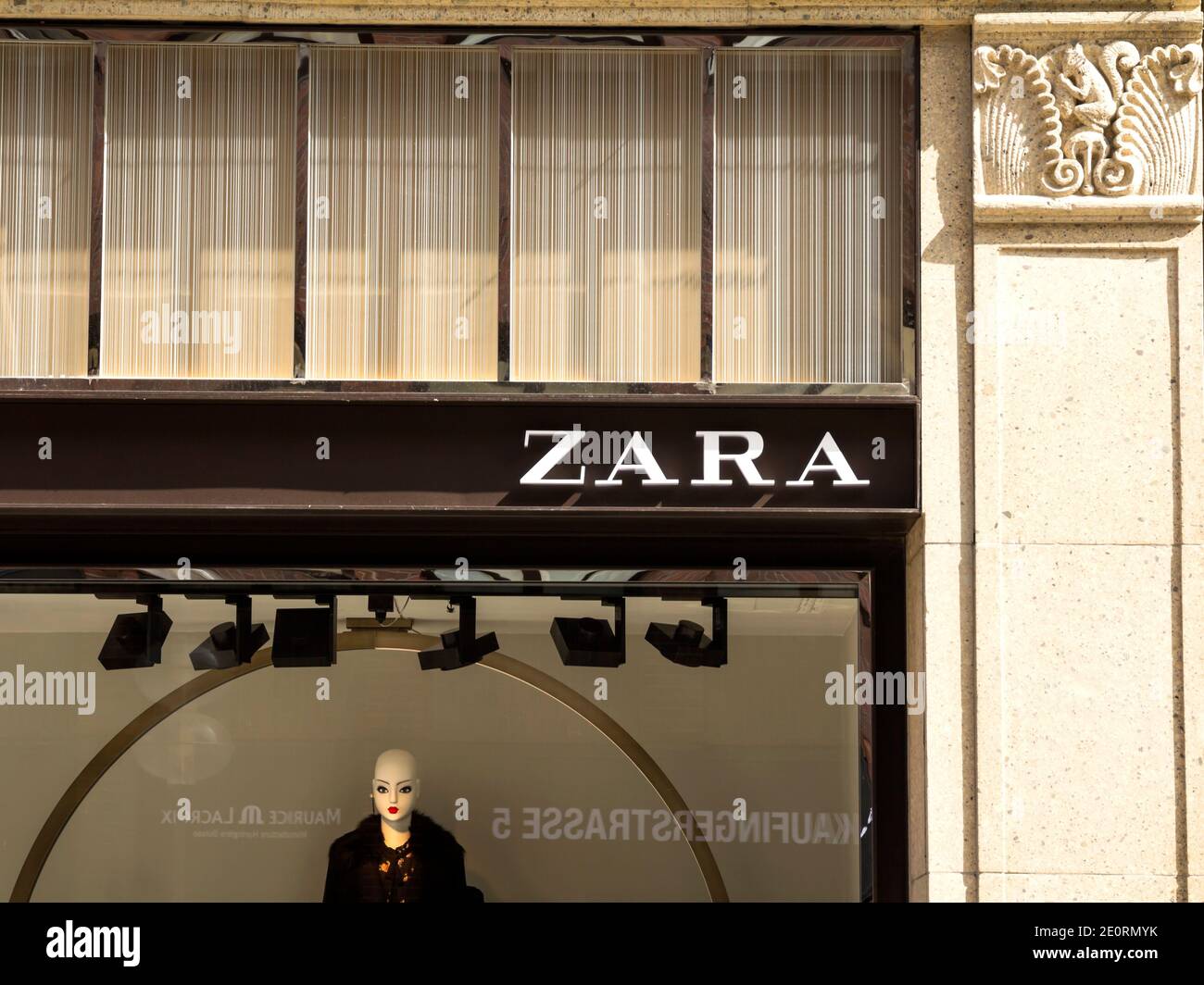 Monaco di Baviera, Germania : segno Zara a Madrid. Zara è un rivenditore  spagnolo di abbigliamento e accessori Foto stock - Alamy