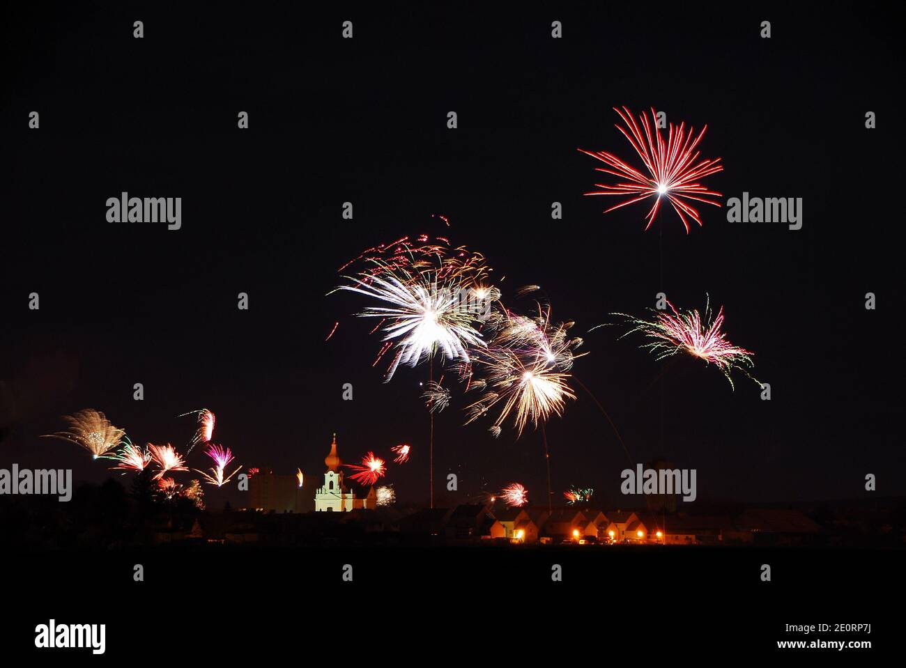 fuochi d'artificio colorati con enorme chiesa alta illuminata nel nuovo anno eve Foto Stock